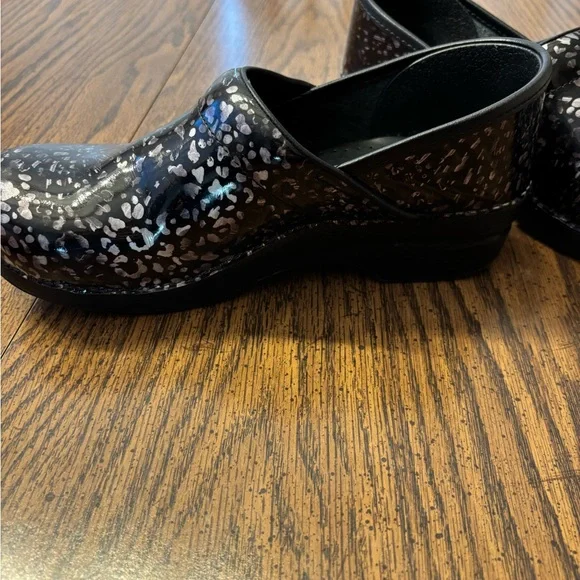 Dansko women’s pewter leopard clog size 40 - Picture 3 of 8